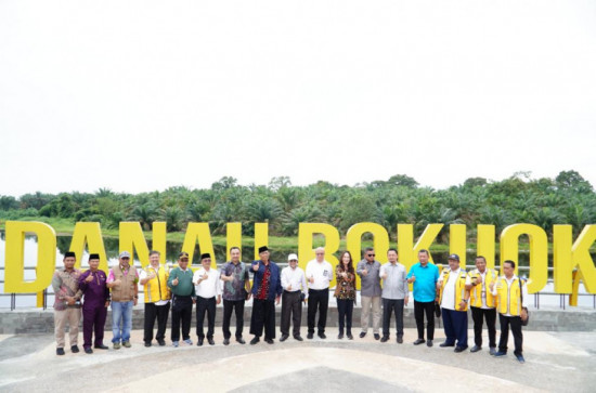 Pj Bupati Kampar Dampingi Komisi V DPR RI Kunjungi Lokasi Wisata Danau Bokuok yang di Revitalisasi. 