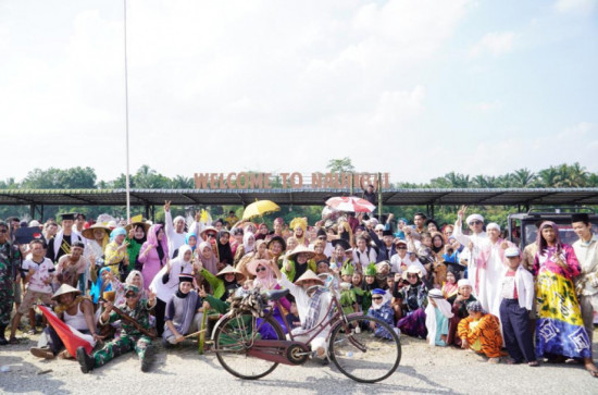 Meriahkan HUT RI Ke 78, Pawai Karnaval Desa Naumbai Diikuti Ribuan Masyarakat. 