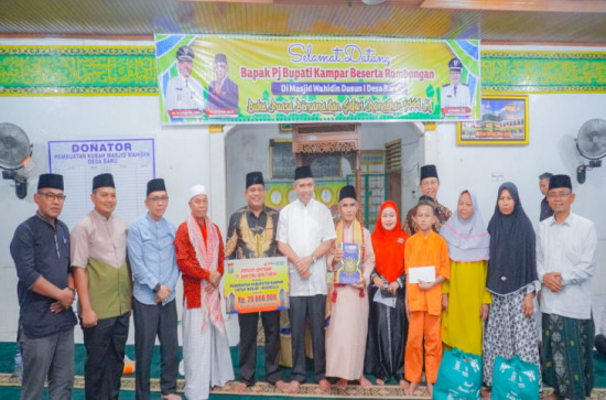 Pj Bupati Kampar hadiri buka puasa  bersama sekaligus shalat isya dan teraweh berjamaah di Masjid Wahidin Siak Hulu . 