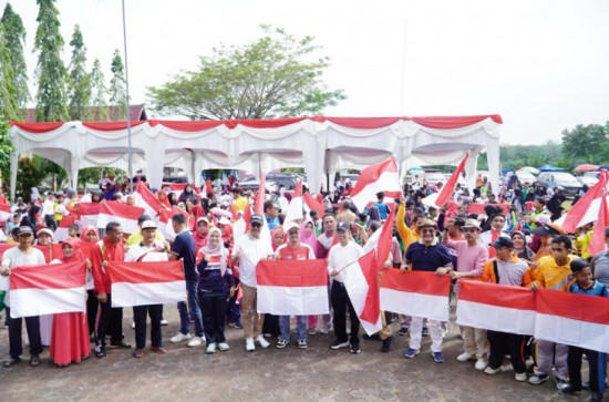 Lepas Gerak Jalan Santai Kampar Utara dan Serahkan 10 Juta Bendera Merah Putih, Muhammad Firdaus : Sangat Penting, Kebersamaan dan Kekompakan Untuk Mencapai Cita - Cita Pembangunan. 