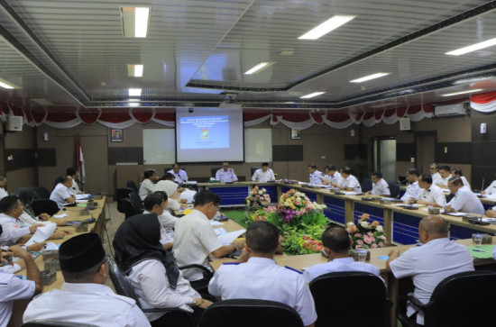 Percepatan Realisasi Fisik Keuangan Kegiatan Pembangunan Oktober 2023, Pj Bupati Kampar Menggelar Rapat Evaluasi Bersama Kepala OPD dan Camat.