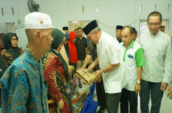 Pemerintah Kabupaten Kampar Serahkan Bantuan Sosial Bahan Pokok Di Desa Kualu, Kec.Tambang 