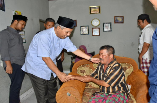 Dalam Rangka Kampar Peduli Tetangga, Pj Bupati Kampar menyerahkan Sembako dan Al-Qur’an Untuk Warga Dhuafa, Lansia dan Kurang Mampu.