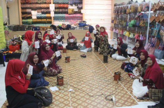 Kunjungi Pengrajin Rengginang dan Batik Tulis Yogyakarta, Ketua Umum GOW Katakan Kabupaten Kampar Tak Kalah Saing Dengan Batik nya Kampar. 