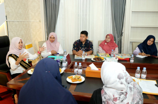 Terima Kunjungan Kerja Pokja Paud Kab. Tanah Datar, Bunda Paud Kab. Kampar Serahkan Modul Dan Booklet Gempur Paud Sebagai Bahan Edukasi