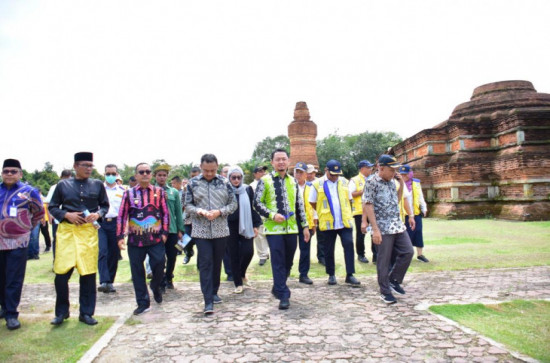 Pj Bupati Kampar Dampinggi Anggota Komisi V DPR RI Dalam Kunjungan Kerja Spesifik Meninjau Penataan Kawasan Candi Muara  Takus dan Danau Rusa. 
