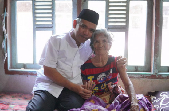 Sambangi Warga Lumpuh dan Kurang Mampu, Dr. H. Kamsol, MM : Bukan Sekedar Dukungan Materi, Masyarakat Juga Butuh Dukungan Moril Dari Pemerintah Daerah Kabupaten Kampar. 