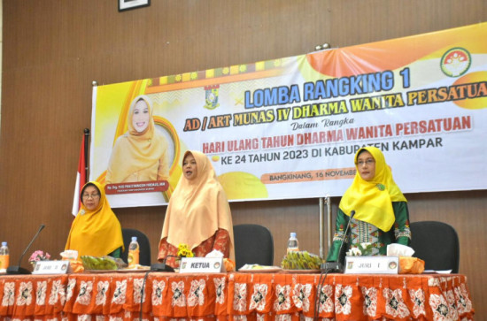 Ketua DWP Baru Ny.Ricana Djyanti Hambali Buka Secara Resmi Lomba Ranking 1 AD/ART Munas IV DWP. 