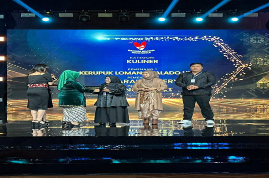 Luar biasa Alhamdulilah UMKM Kerupuk Lomang Balado Ummi Kuok Raih Juara I Ajang Nasional Bangga Buatan Indonesia 2023. 