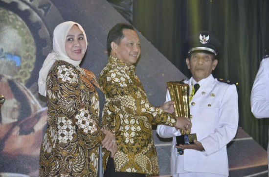 Alhamdulilah Desa Koto Masjid Raih Juara Pertama Lomba Desa Tingkat Nasional, ditandai Diterimanya Penghargaan Upakarya Wanua Nugraha dari Mendagri.