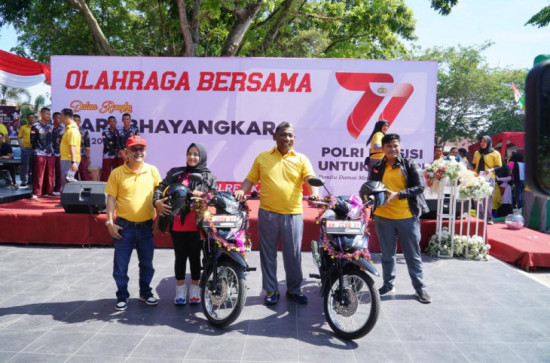 Gerak jalan dan Senam Semarak HUT Bhayangkara Yang Ke-77 , Pj Bupati Kampar Serahkan Hadiah Utama Sepeda Motor. 