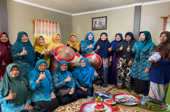 Temui Pengrajin Tudung Saji Petapahan, Ketua Dekranasda Kab. Kampar dengar langsung Aspirasi Pengrajin. 