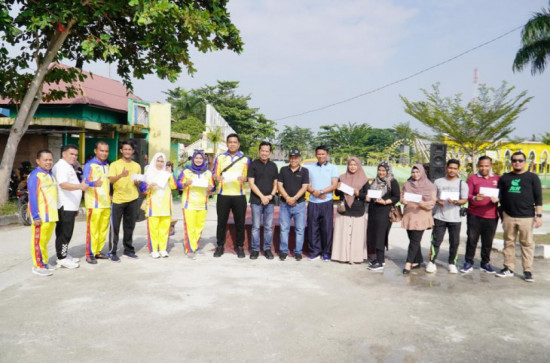 Puncak Meriahkan HUT RI ke 78, Diskominfo dan Persandian Kampar bersama DLH Kampar Lakukan Senam Sehat Bersama sekaligus Serahkan Hadiah Lomba. 