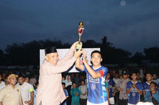 Tutup Open Turnamen PSHW Penyesawan, Pj Bupati Kampar berharap Turnamen Ini Bisa memberikan Motivasi Untuk Generasi-Generasi Remaja Yang Akan Datang. 