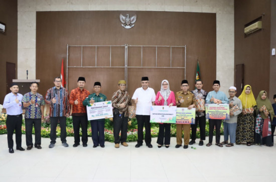 Penyerahan Zakat Maal Dari Keluarga Besar Awal Bros Ke Baznas Kab. Kampar, Pj. Bupati Kampar : Zakat Miliki Manfaat Spiritual dan Sosial. 