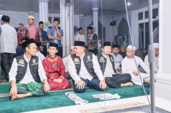 Bersama Ustad Abdul Somad (UAS), PJ Bupati Kampar Hadiri Tabligh Akbar Memperingati Nuzul Qur’an di Desa Birandang. 