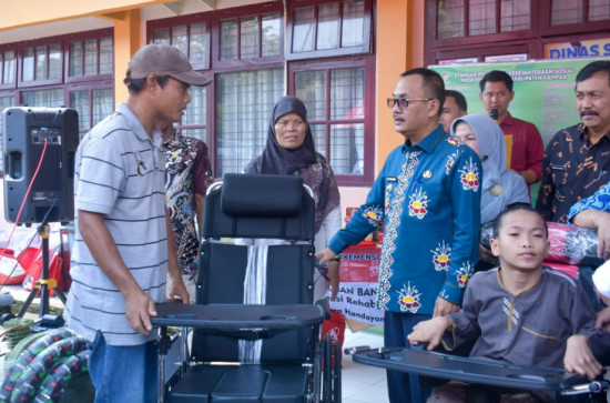 Pj Bupati Kampar Serahkan Secara Simbolis  Bantuan Bagi Penyandang Disabilitas Untuk 6 Kecamatan di Kabupaten Kampar. 