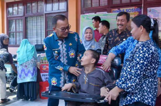 Pj Bupati Kampar Serahkan Bantuan Atensi Bagi Penyandang Disabilitas  di Kabupaten Kampar