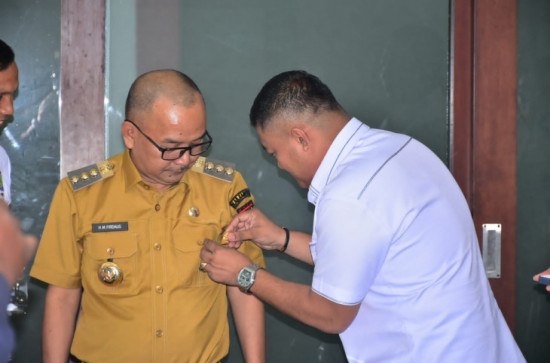 Bentuk Kebersamaan dan Sinergitas Ketua Kadin Kampar Sematkan Pin Emas KADIN Indonesia Kepada Pj Bupati Kampar Firdaus. 