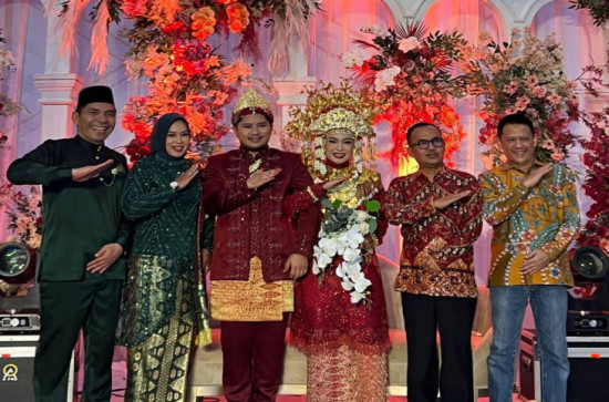 Hadiri Resepsi Puteri Azirman, Pj Bupati dan Sekda Kampar Berikan Nasehat Kepada Kedua Mempelai. 