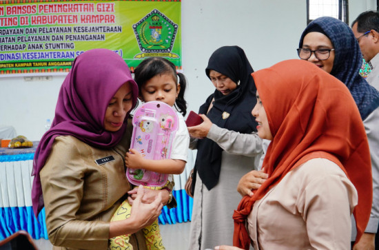 LKKS Kampar Serahkan Peningkatan Gizi Anak Stunting, Yusi Firdaus ; Penting Kepedulian kita Pemberdayaan dan Pelayanan Kesejahteraan Sosial Terhadap Anak Stunting.