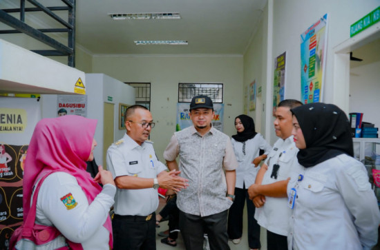 Usai Launching 3 Unit Bus Damri, Bersama DPR RI Syahrul Aidi Ma’azat, Pj Bupati Kampar Sidak Puskesmas Air Tiris.