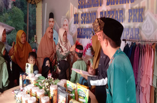 Selama MTQ Ke-52 berlangsung, Bazaar MTQ KE-52, Bazaar Laku Keras dan dipadati Pengunjung . 