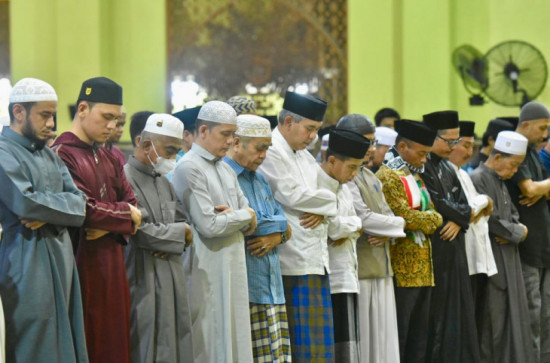 Tarawih Terakhir Ramadhan 1444H, Pj Bupati Kampar Shalat Tarawih dan Mendengarkan Tausiah Di Mesjid Islamic Center Bangkinang Kota. 