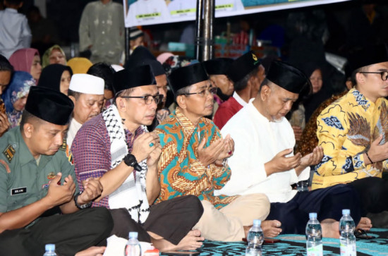 Hadiri Tabligh Akbar yang digelar JMSI Kampar, Asisten III Ir. Azwan menegaskan Acara Hiburan Malam (Saweran) Yang Merusak Generasi Akan Di Buat Perbup Untuk Di Tiadakan.