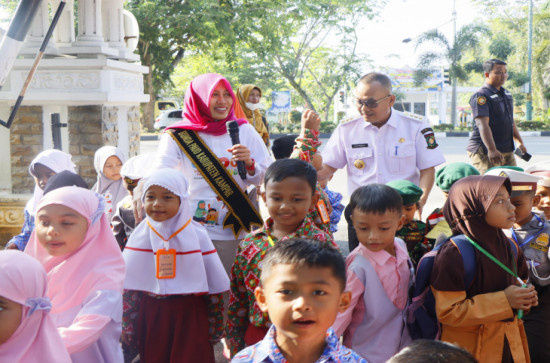 Lakukan OBRAS Dengan Anak Paud dan SD, Pj. Bupati Kampar Senyum-Senyum Terima Dan Jawab Pertanyaan Lucu Dari Anak Paud. 