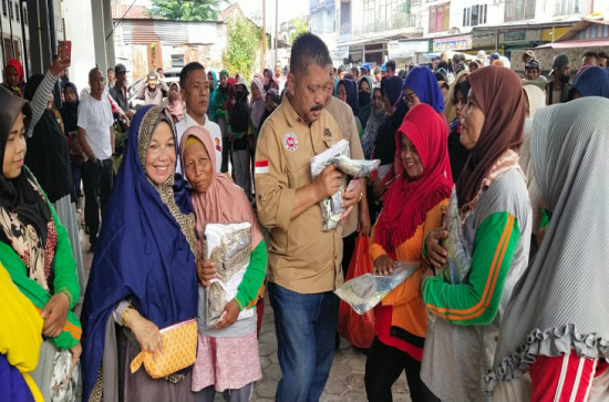 Sambut Idul Fitri 1444 H, Kepala Bapenda Kampar Bantu 250 Petugas Kebersihan. 