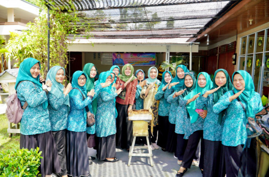 Bangga UMKM Madu Wilbi Mendunia, Yusi Firdaus Cicipi Madu Kelulut Langsung dari Sarang.