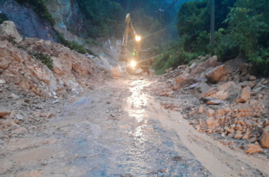 Kembali Longsor Jalan Lintas Riau - Sumbar KM 81, Kalaksa BPBD Menghimbau Masyarakat Berhati-Hati hendak berpergian Karena  Intensitas Hujan Cukup Tinggi. 