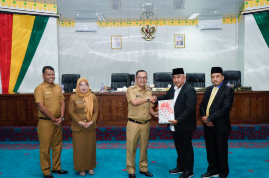 Pj. Bupati Kampar Sampaikan Rancangan Perubahan APBD Kabupaten Kampar dan 7 Ranperda Kab. Kampar 2023. 