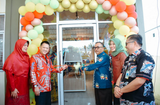 Resmikan Galeri IKM dan Karajinan, Firdaus ; Kembangkan Batik Kampar dan Produk IKM Kampar Mulai dari ASN. 