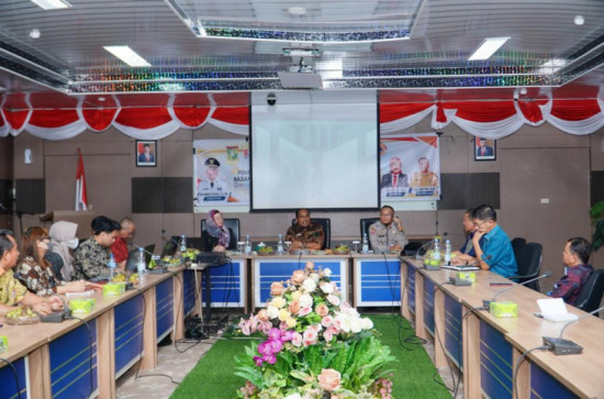 Bersama Tim Ahli UGM, BPBD Kampar Lakukan Pembahasan Laporan Akhir Pengkajian Resiko Bencana. 