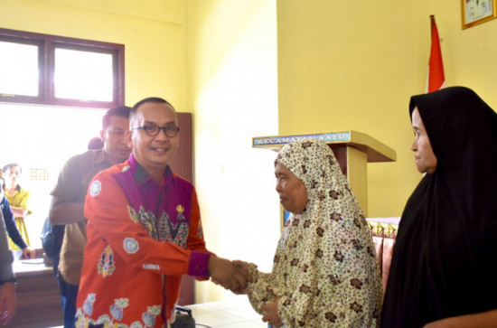 Bertempat di Kantor Camat Salo, Pj Bupati Kampar Launching Penyaluran Bantuan Pangan Beras Tahap II di Kabupaten Kampar Tahun 2023. 