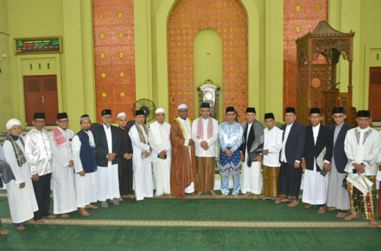 Khusu' Diikuti Ribuan Jamaah, Dr. H. Herman Gani, M.A dipercaya Sebagai Khatib Sholat Idul Firti di Isalmic Center. 