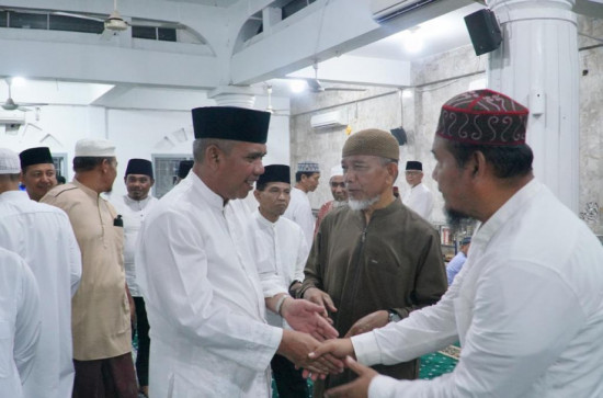 Malam Pertama Ramadhan, Pj Bupati Kampar Sholat Taraweh Di Masjid Raya Muhammadiyah Bangkinang Kota. 