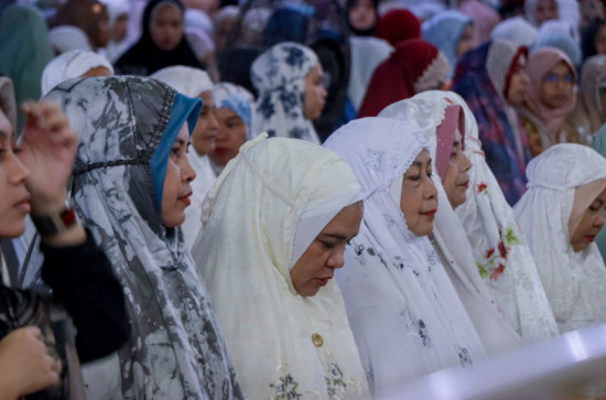 Ketua TP PKK Kabupaten Kampar Ikuti Shalat Idul fitri dan Gelar Open House. 