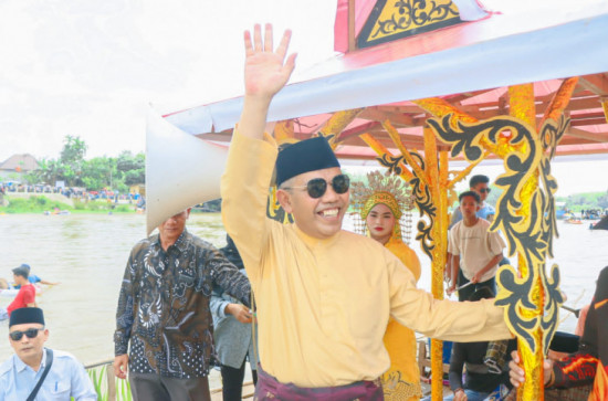 Sambut Bulan Suci Ramadhan Dengan Balimau Kasai, Pj Bupati Kampar Berhilir dari Tepian Sungai Langgini dan Finish Ke Dermaga Desa Batu Belah. 