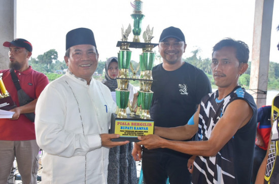 Pacu Sampan Melawan Arus ke-24 Tahun di Kuok, Cucu Kanongo Juara Pertama. 