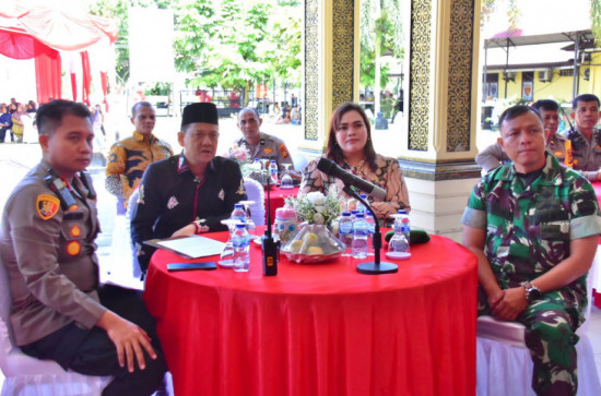 Ikuti Zoom Meeting Kunker Wakapolri Di Polda Riau, Pemda Kampar Bersama Polres Kampar Bagikan 1.500 Paket Sembako Untuk Masyarakat.
