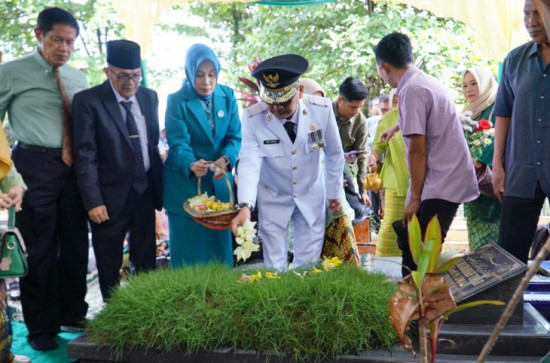 Sebelum dilantik Sebagai Pj Bupati Kampar, Muhammad Firdaus Lakukan Ziarah Kemakam Orang Tua.