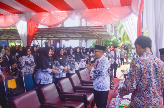 Puncak Peringatan Hari Guru Nasional dan HUT PGRI ke 78 tahun 2023, Pj Bupati Kampar; Guru Suluh dan Penerang Bangsa. 