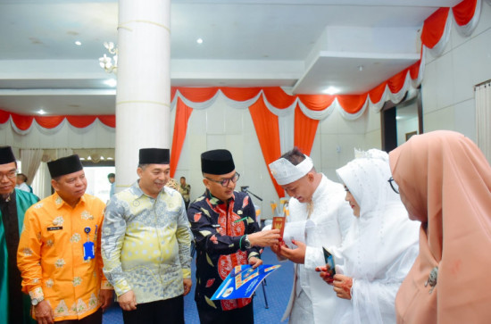Launching Program SAKINAH, Pj Bupati Kampar Langsung Saksikan Akad Nikah Khairul dan Meri Sekaligus Serahkan KTP Baru. 