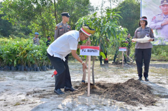 Penanaman Pohon Serentak Polri, Pj. Bupati Kampar : Wujud Nyata Kontribusi Polres Kampar Kepada Masyarakat Kabupaten Kampar
