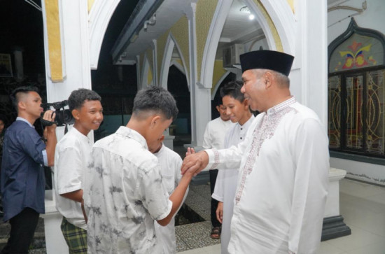 Safari Ramadhan di Mesjid Baiturahim, Pj Bupati Kampar mengajak Masyarakat Untuk selalu Menjaga Kerukunan dan Kepedulian antar sesama untuk wujudkan Masyarakat yang Agamis. 