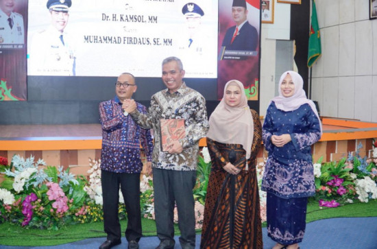 Muhammad Firdaus SE.MM dan Dr. H. Kamsol, MM Lakukan Pisah Sambut. 