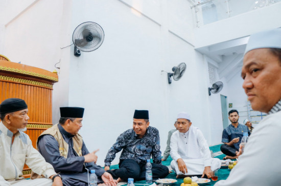 Wakili Pj.Bupati Kampar, Asisten I Ahmad Yuzar Ikut Gerakan Sholat Shubuh Berjama'ah ( GSSB ) Yang Ke - 169 Di Desa Binuang Bersama Gubri. 